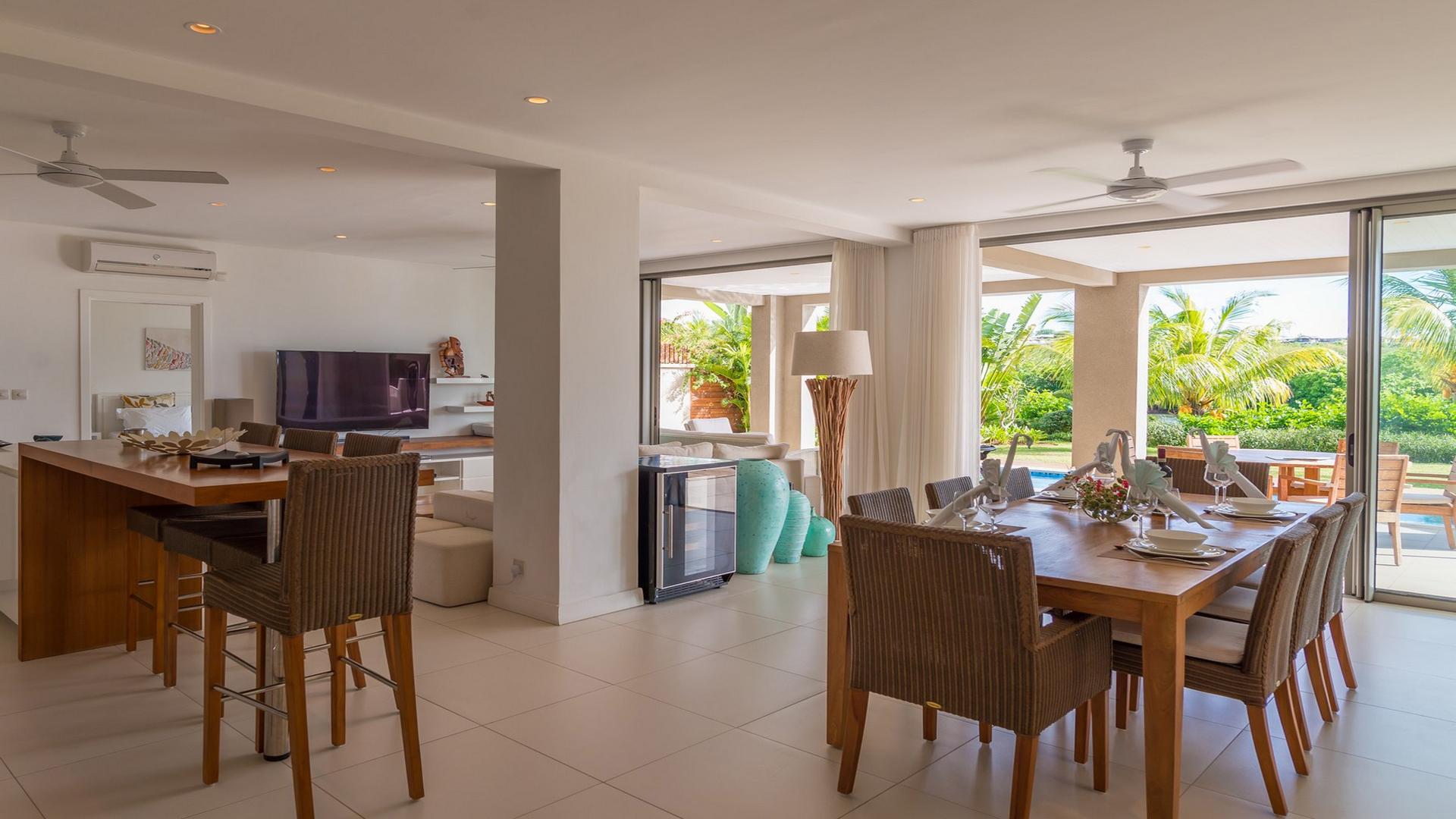Blue Coast Ground Floor Waterfront apartment, West Island Resort — 2