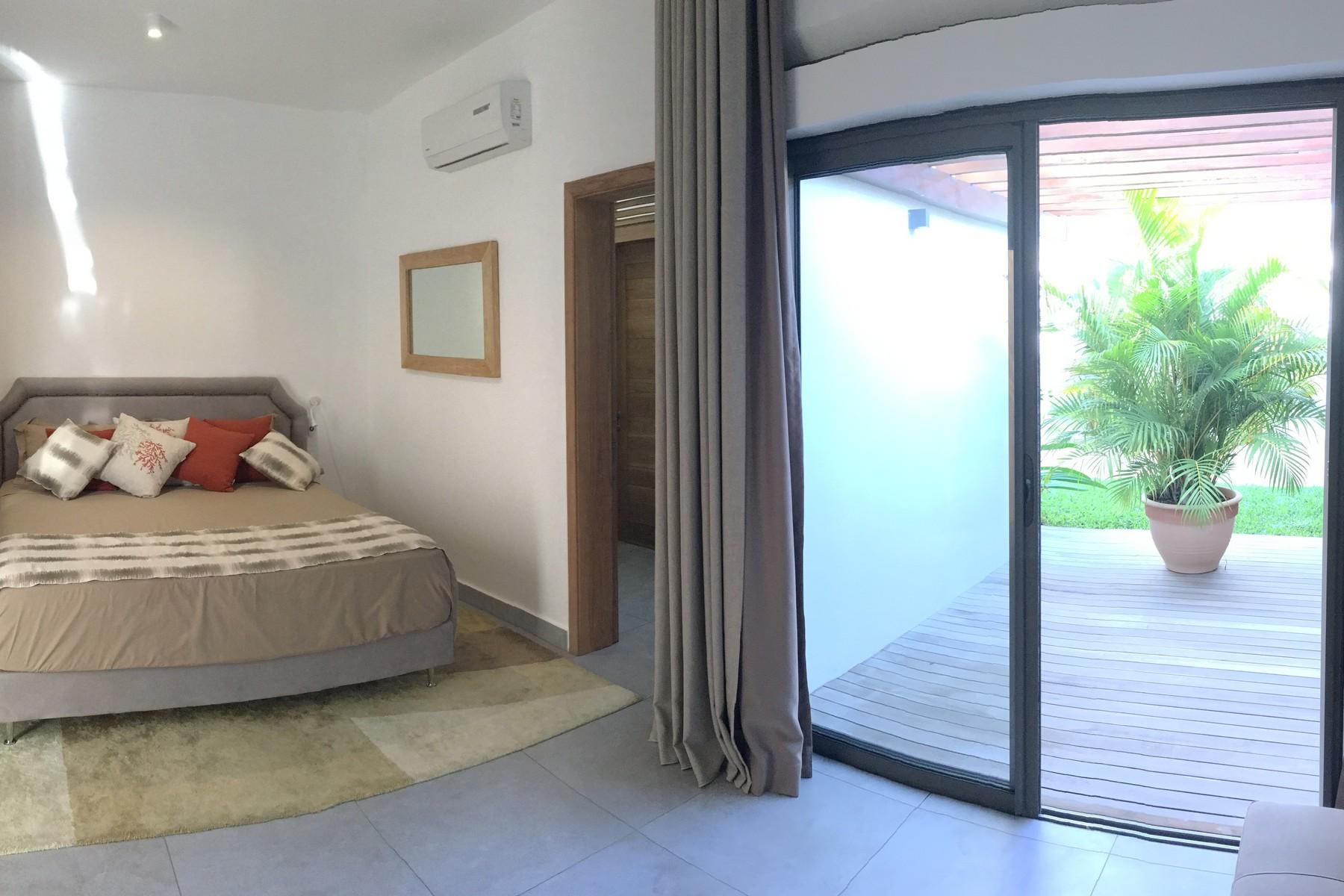 Designer Villa In a Tropical Surround — 14