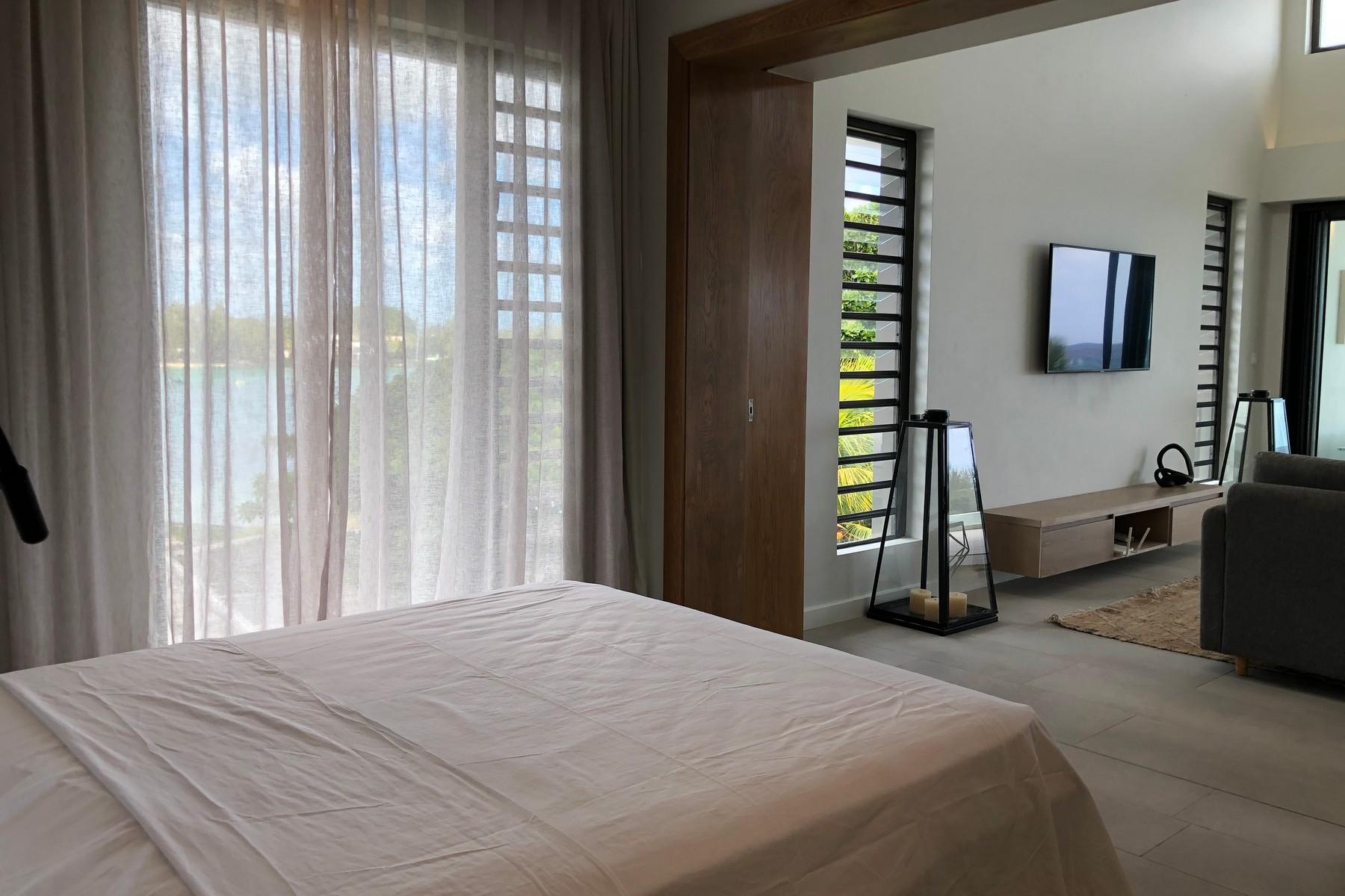 Pointe D'Azur Living, Penthouse — 11