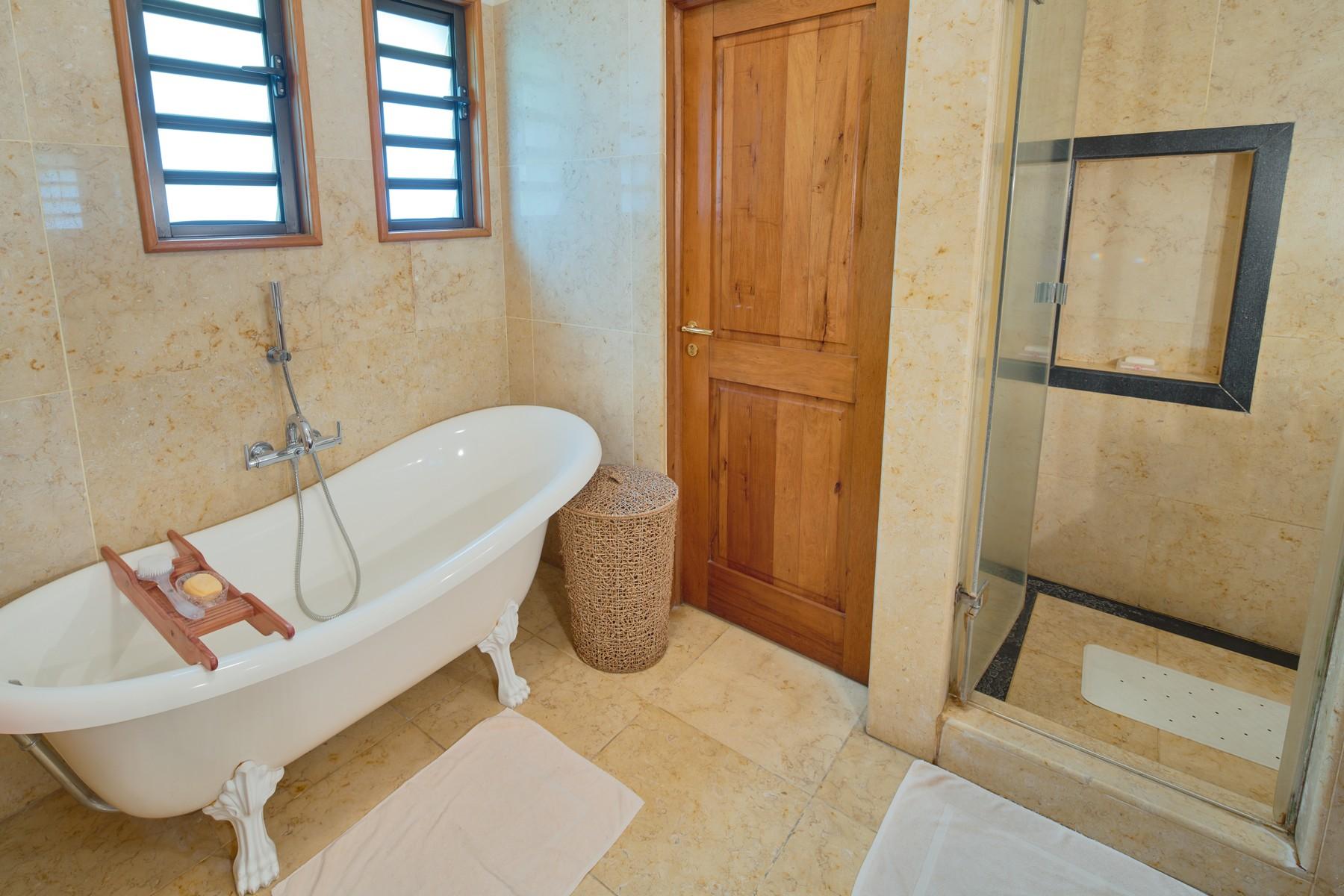 Luxury Family Waterfront Villa — 22