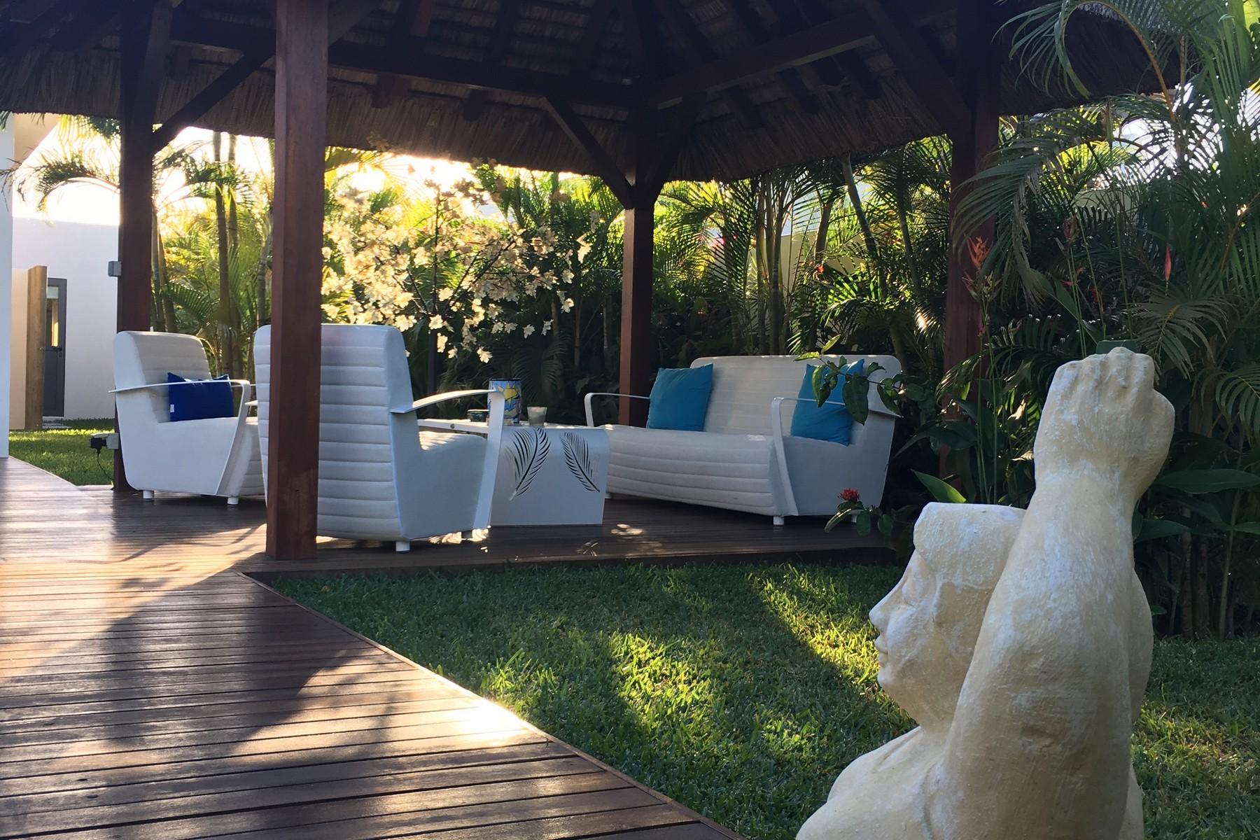 Designer Villa In a Tropical Surround — 25