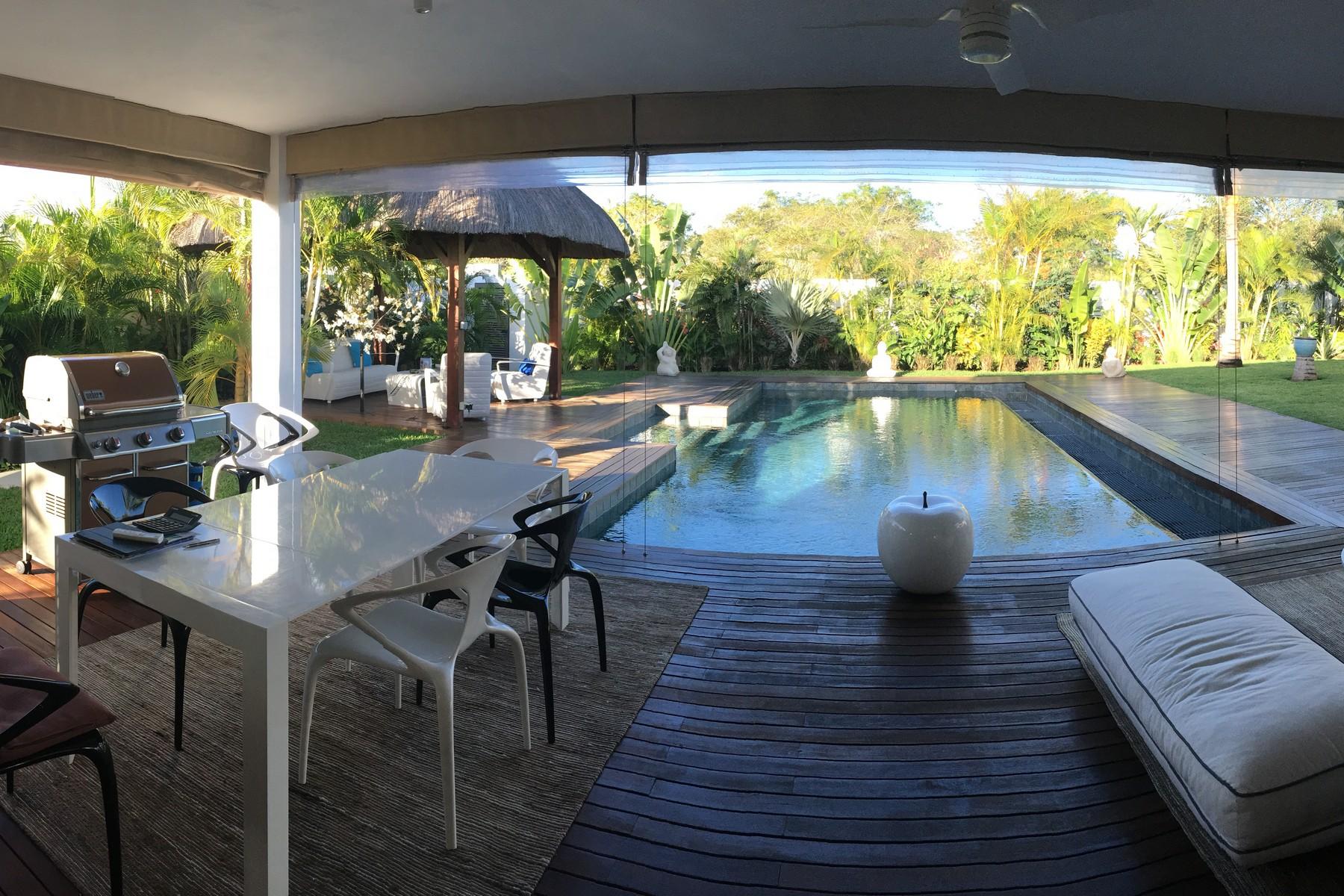 Designer Villa In a Tropical Surround — 27