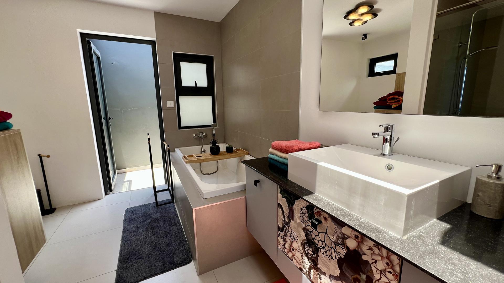 Luxury Seaview Living — 13