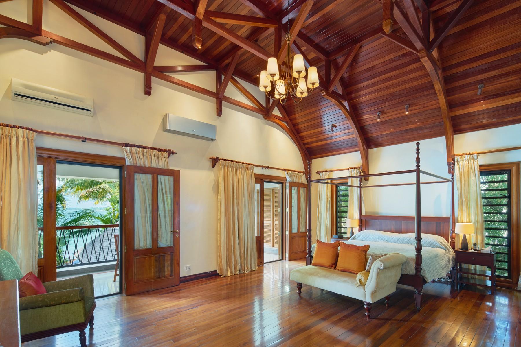 Luxury Family Waterfront Villa — 21