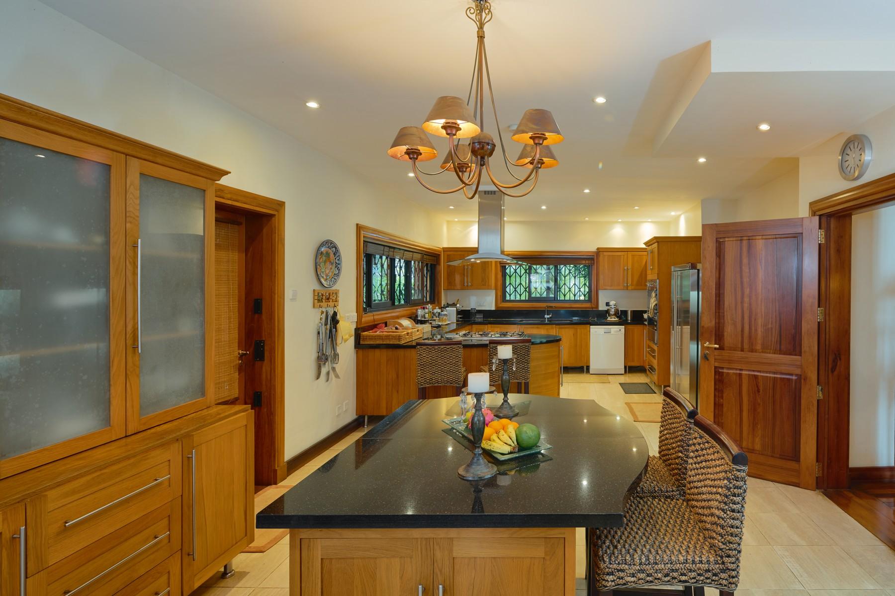 Luxury Family Waterfront Villa — 10