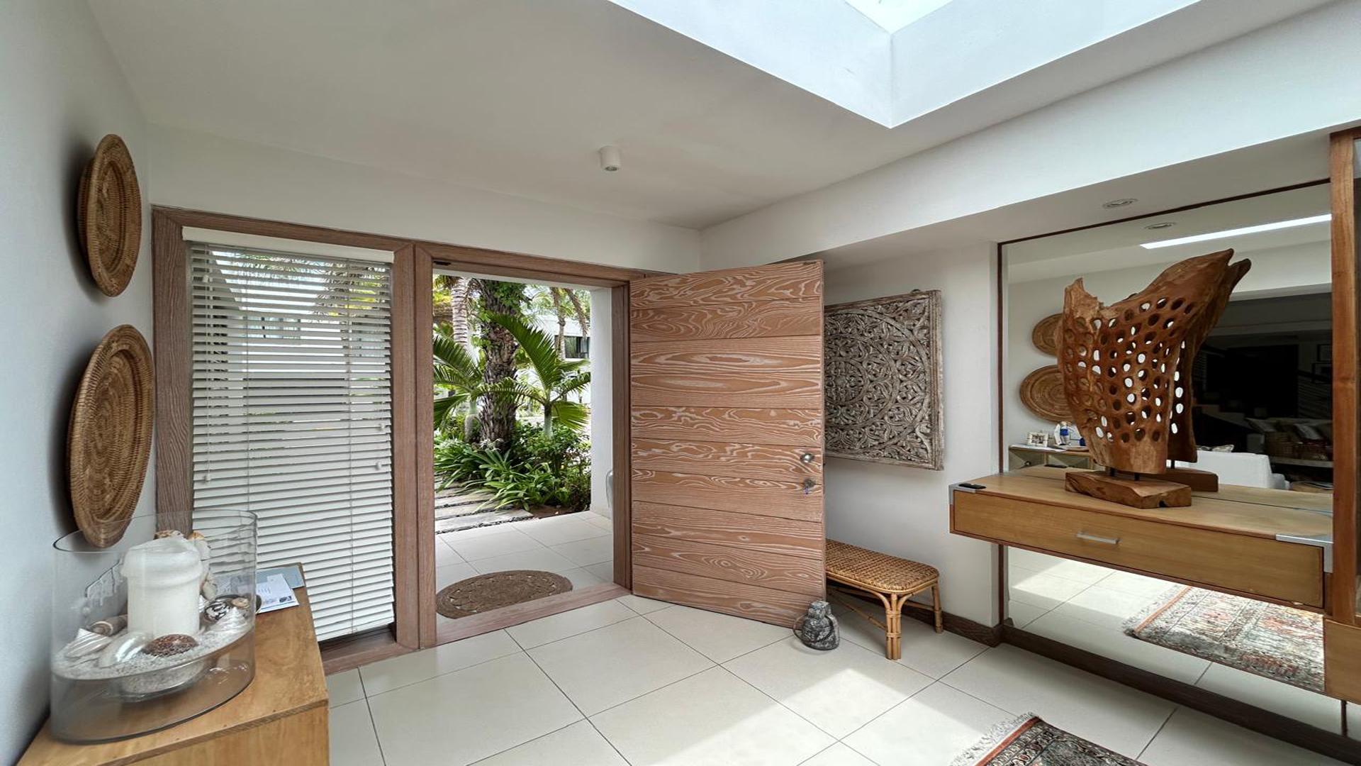 Le Rivage -pocket listing — 12
