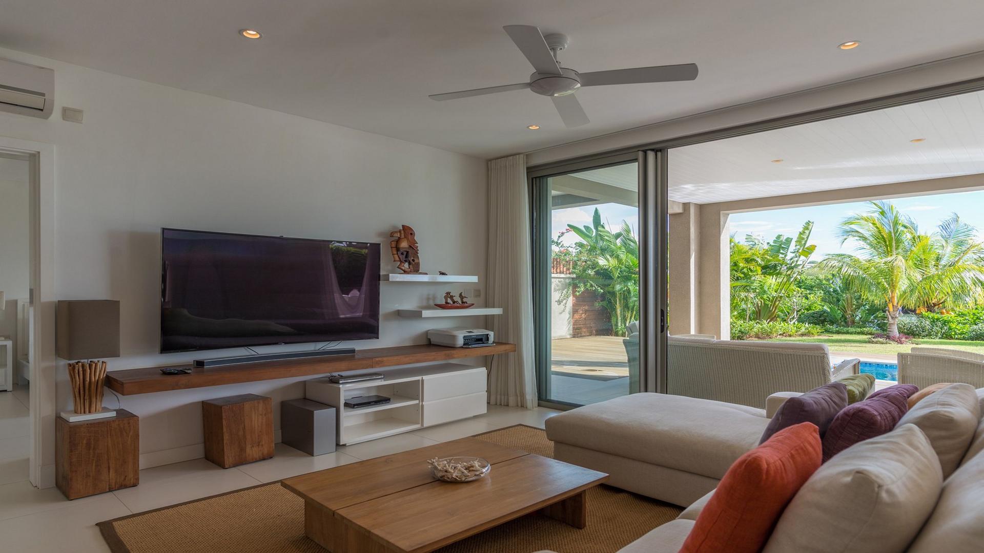 Blue Coast Ground Floor Waterfront apartment, West Island Resort — 7