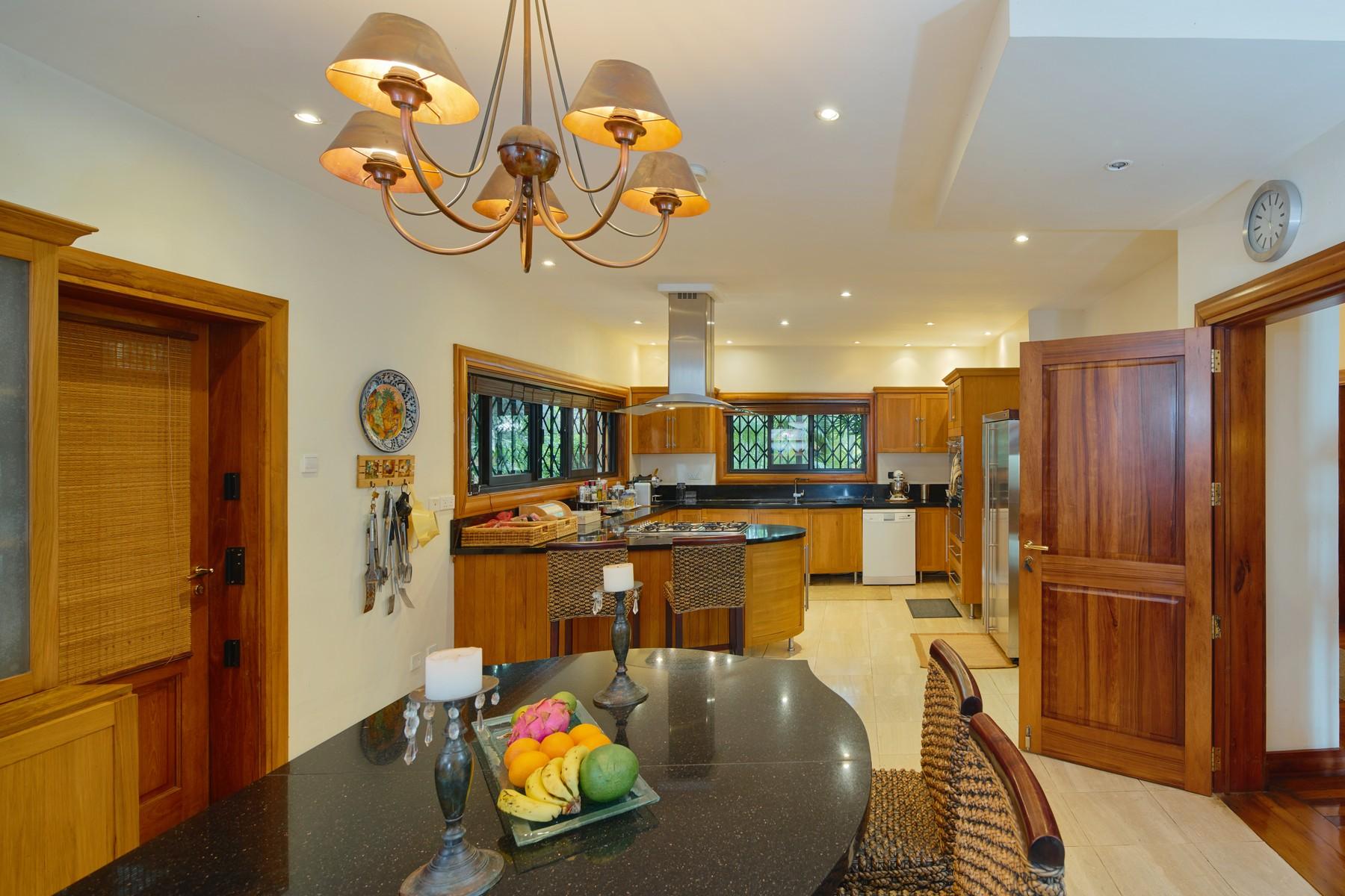 Luxury Family Waterfront Villa — 11