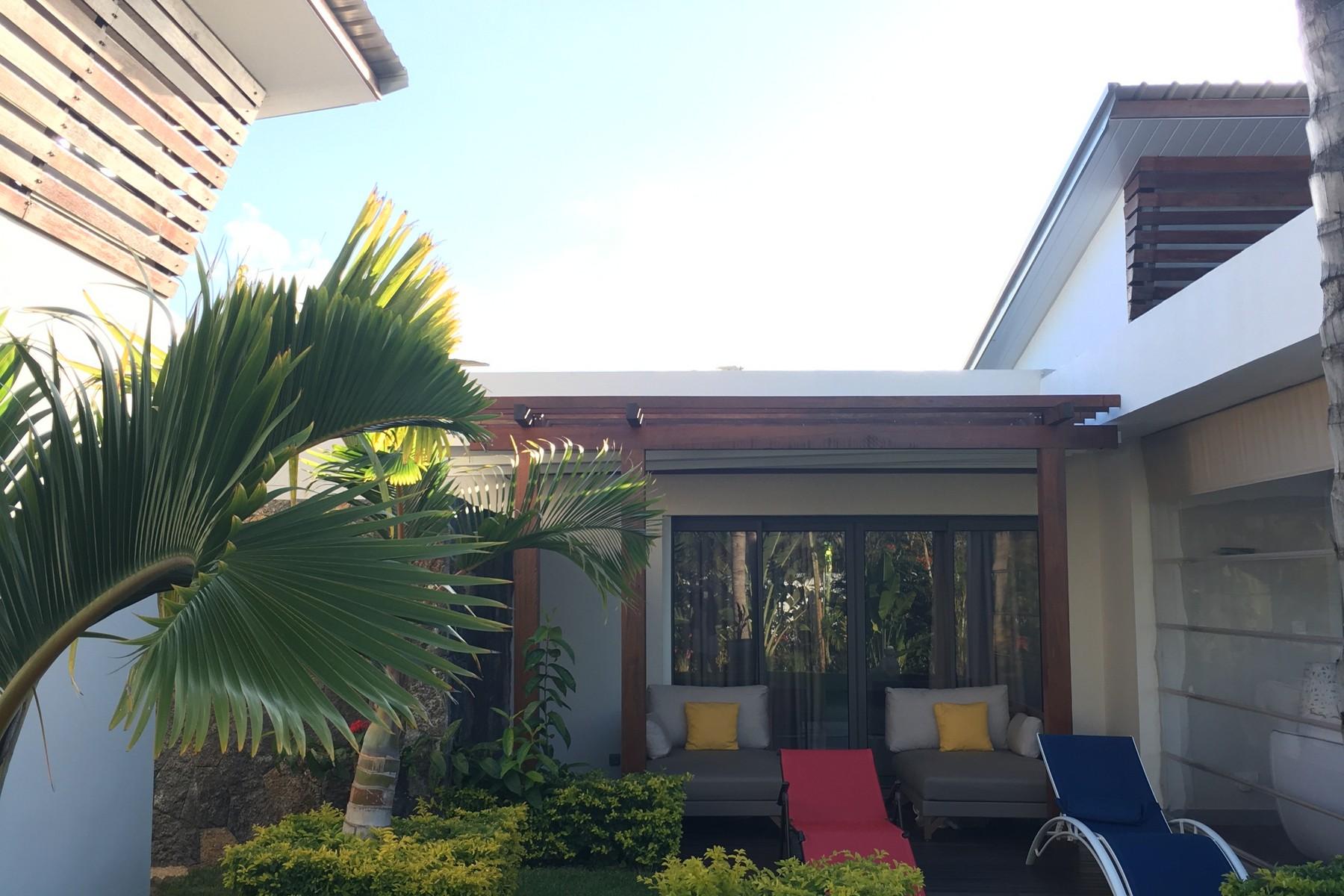 Designer Villa In a Tropical Surround — 15