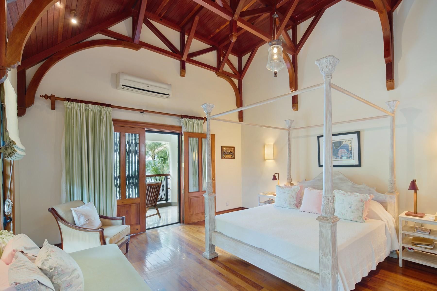 Luxury Family Waterfront Villa — 24