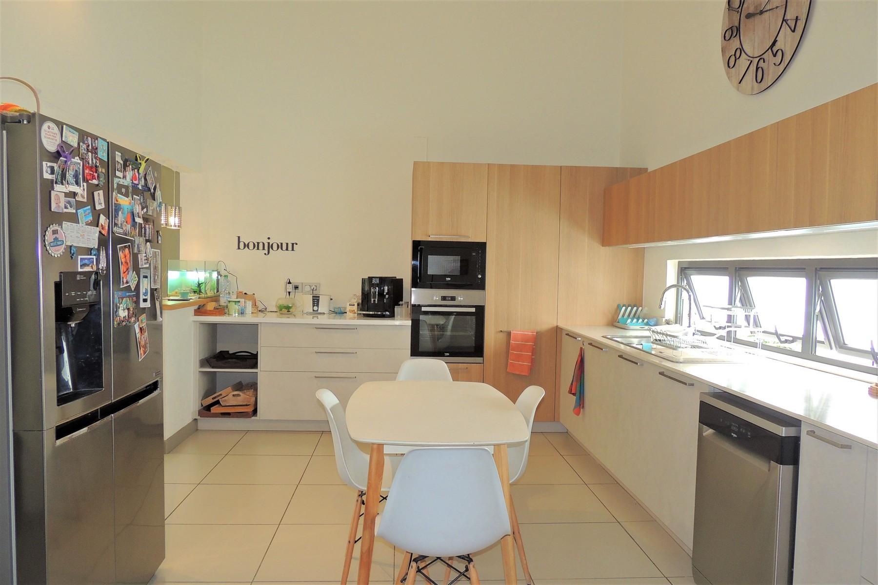 La Riviera Villa — 10