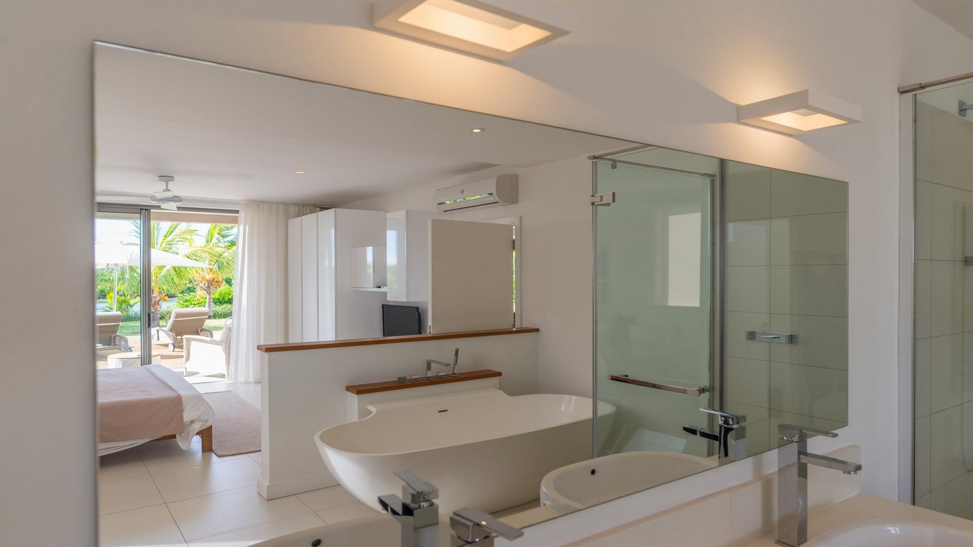 Blue Coast Ground Floor Waterfront apartment, West Island Resort — 10
