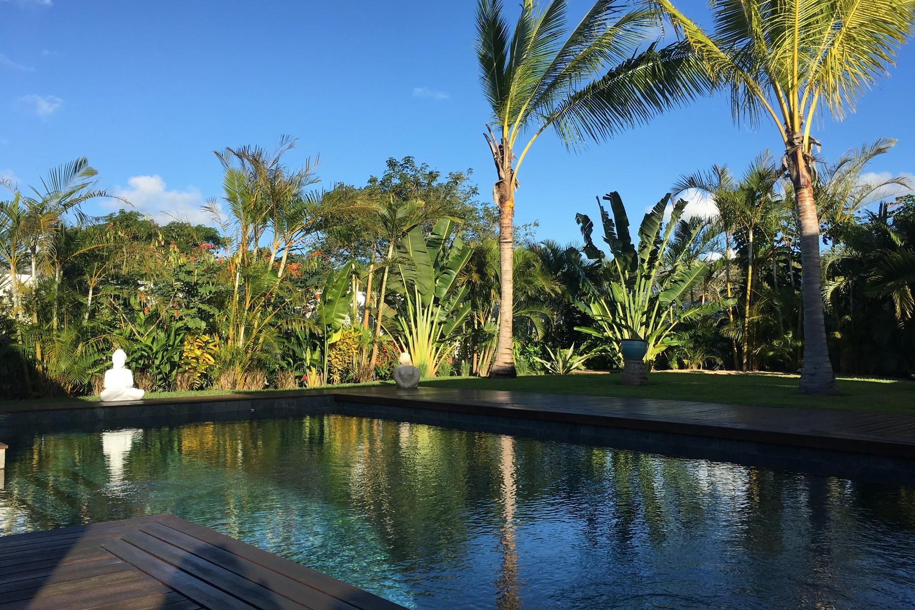 Designer Villa In a Tropical Surround — 30