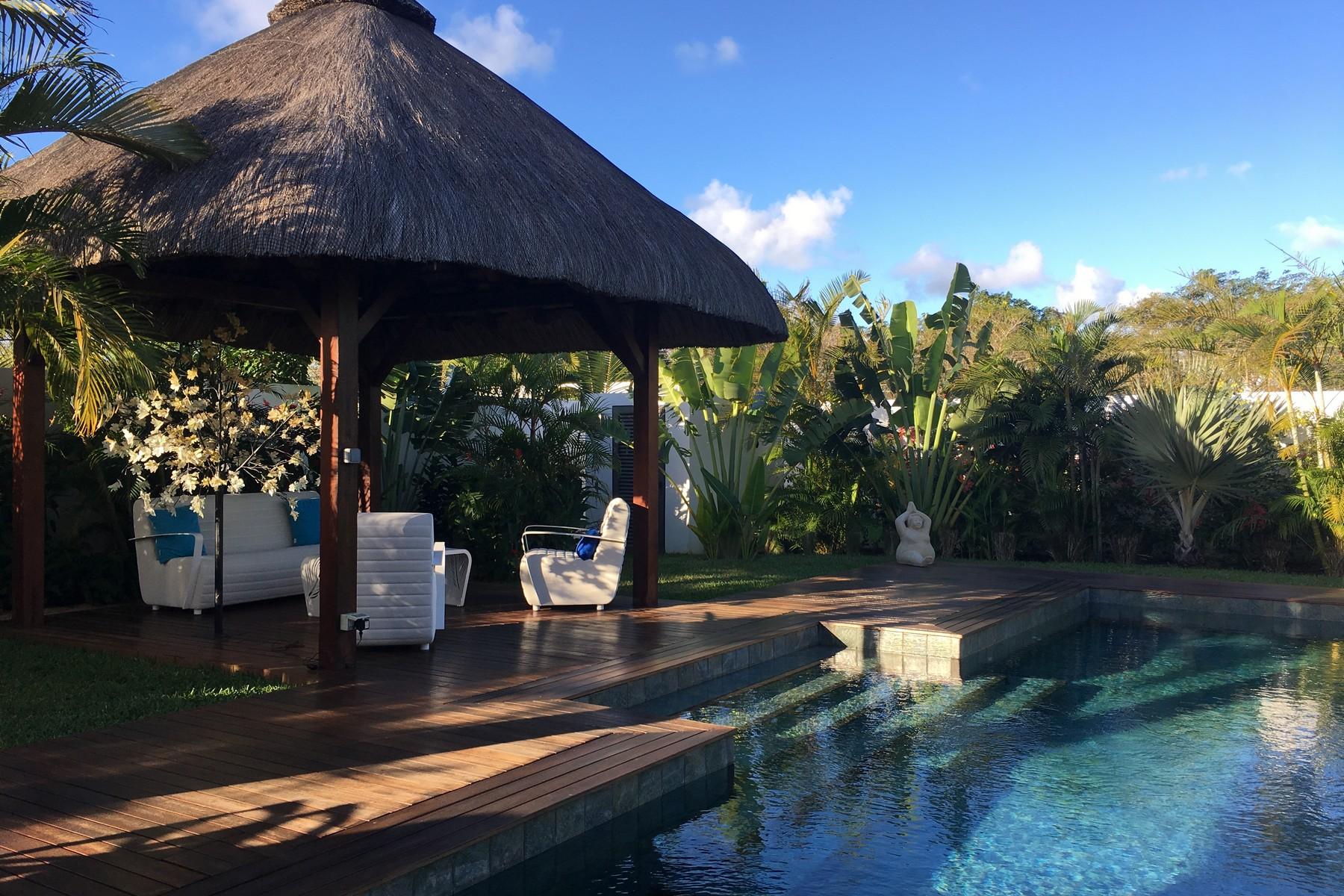Designer Villa In a Tropical Surround — 26