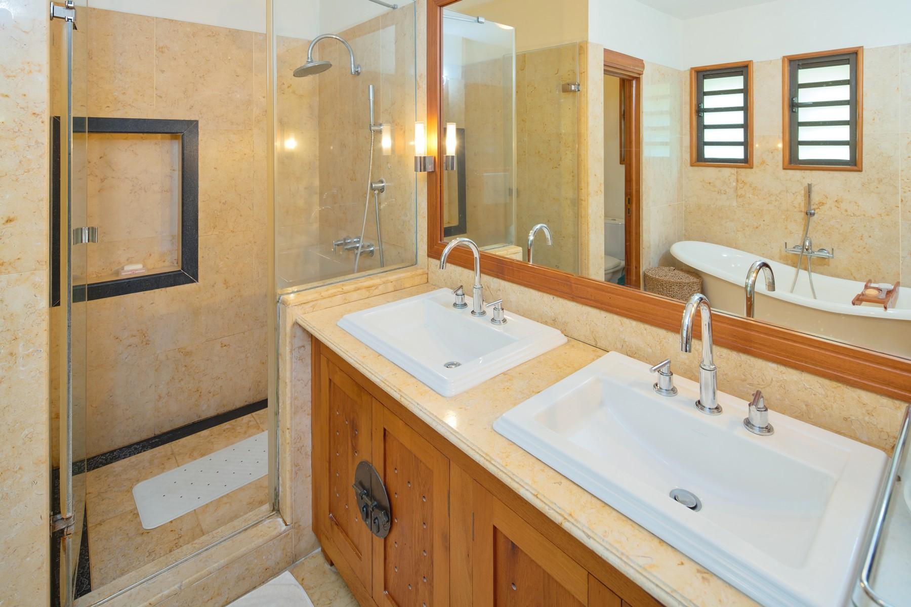 Luxury Family Waterfront Villa — 26