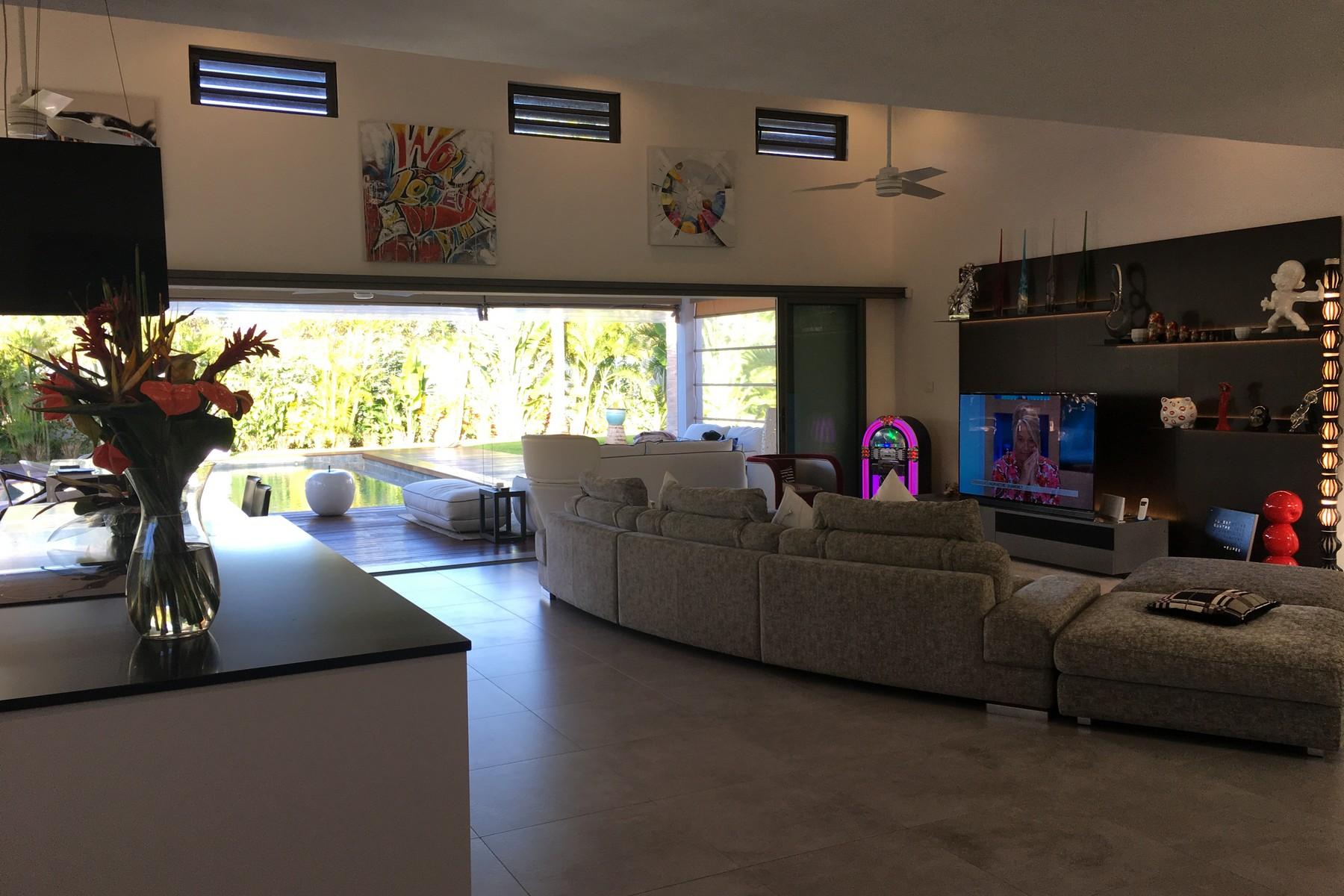 Designer Villa In a Tropical Surround — 4