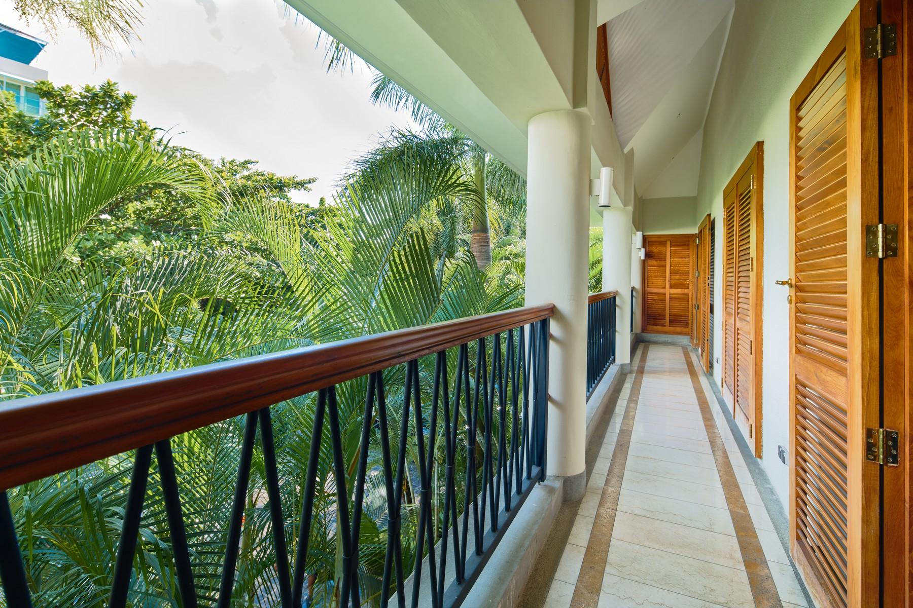 Luxury Family Waterfront Villa — 31