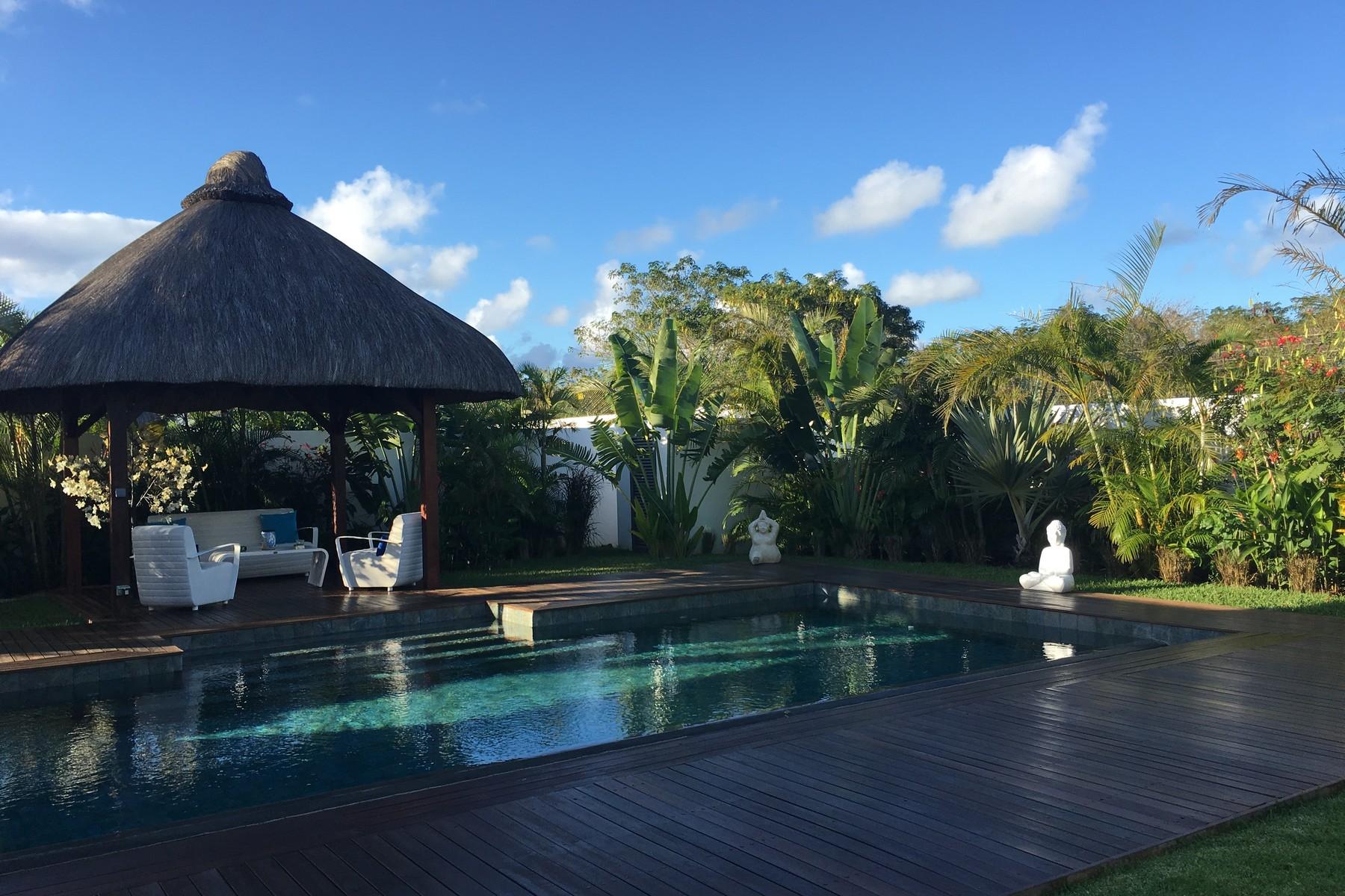 Designer Villa In a Tropical Surround — 23