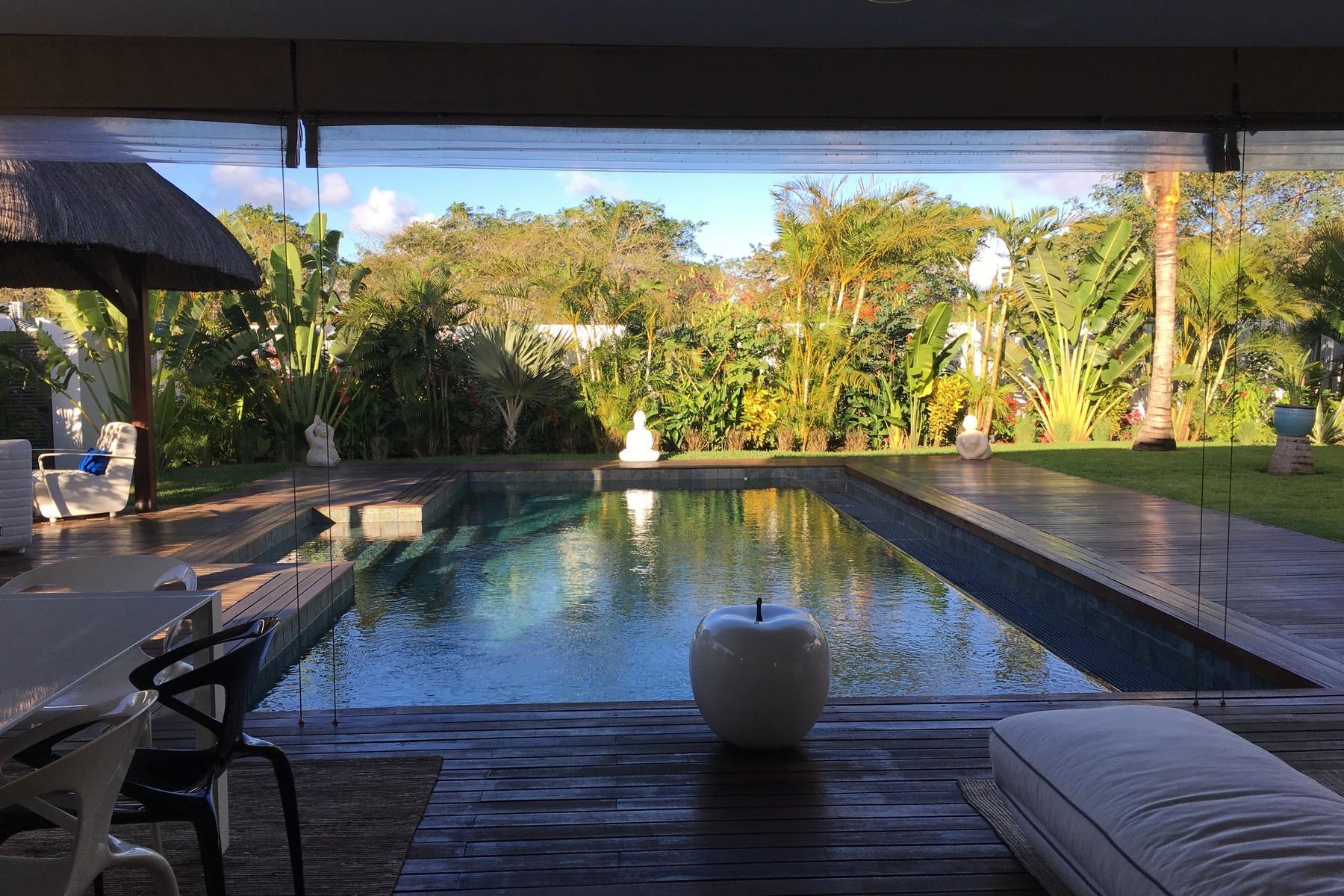 Designer Villa In a Tropical Surround — 28