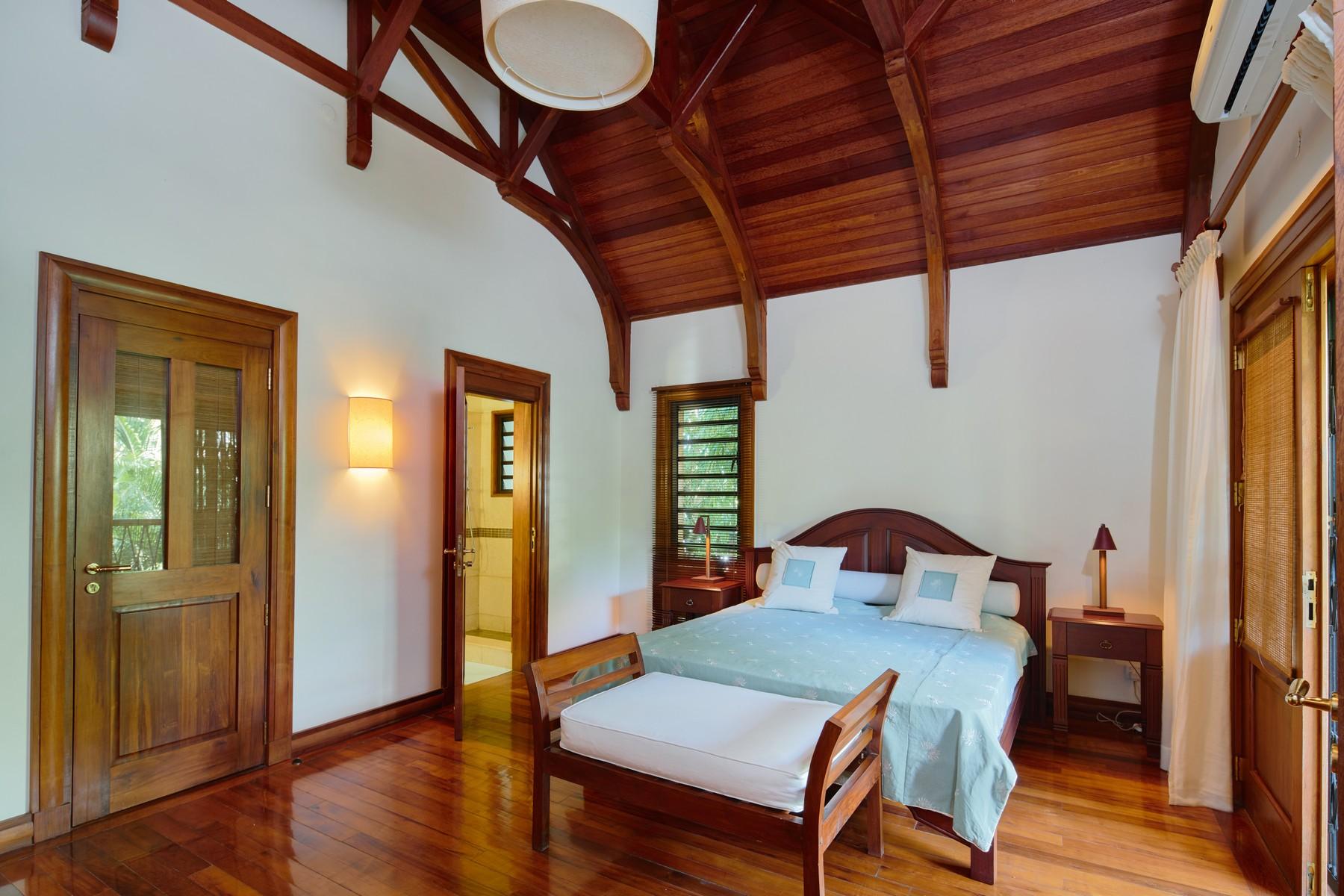 Luxury Family Waterfront Villa — 32