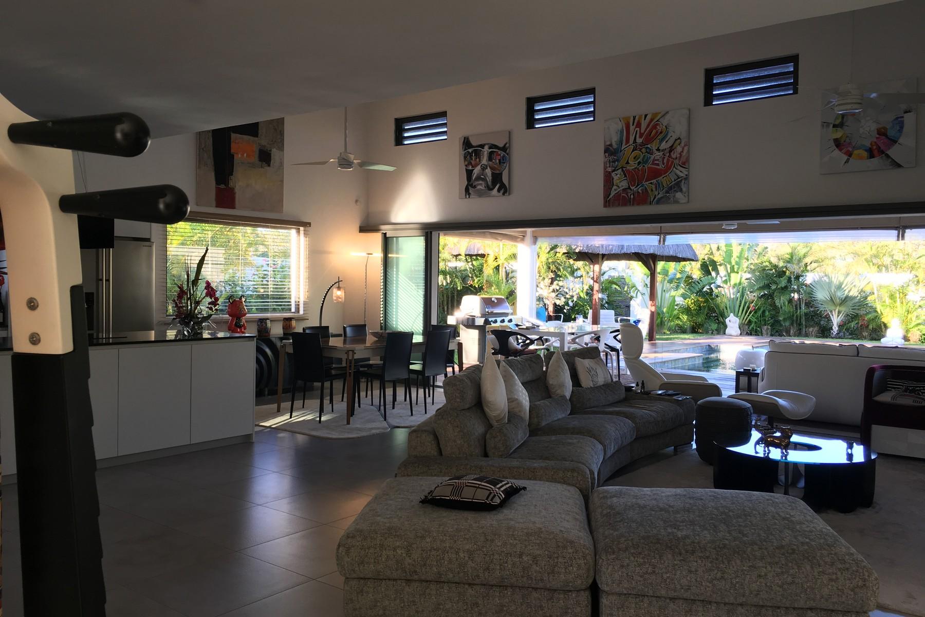 Designer Villa In a Tropical Surround — 18