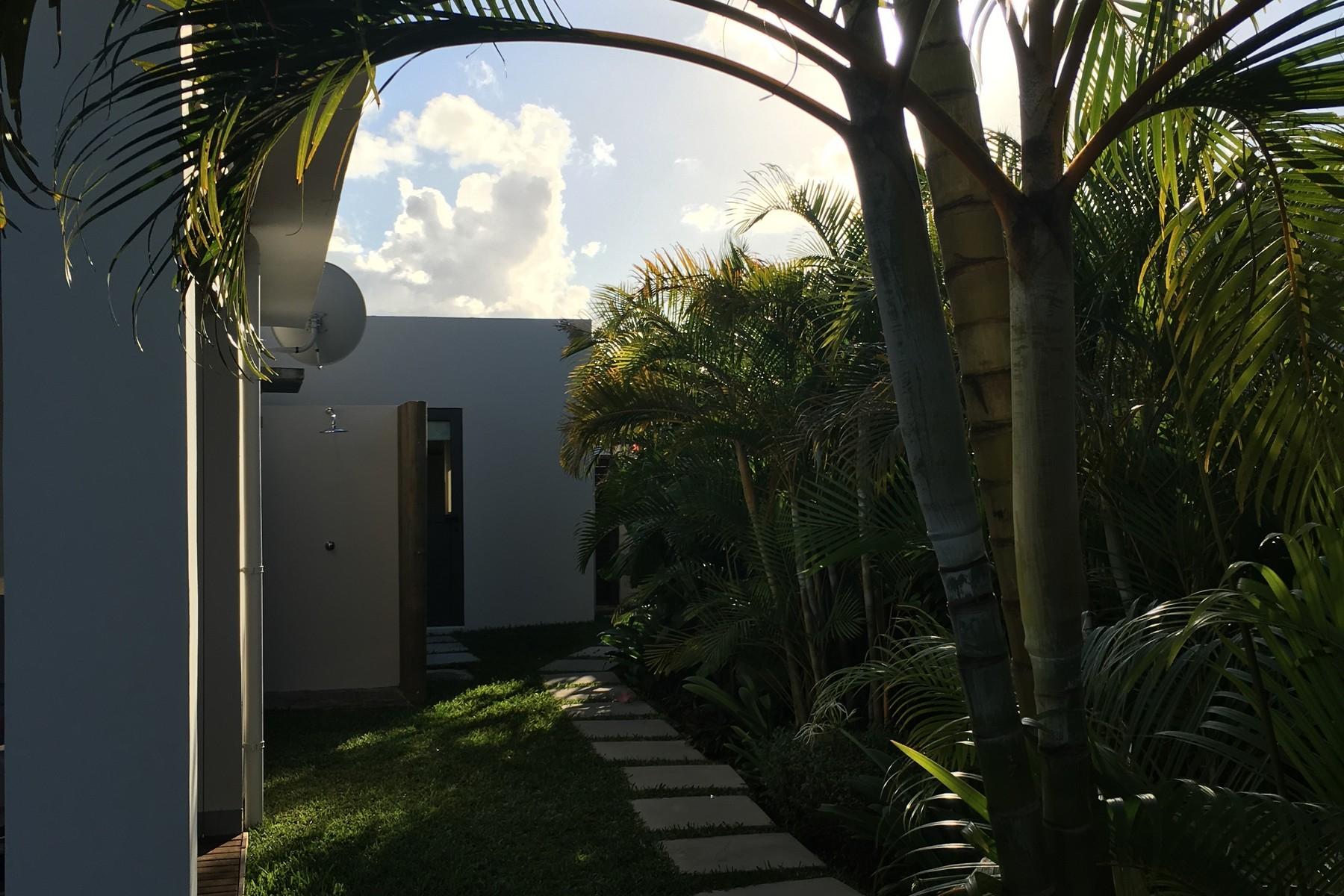 Designer Villa In a Tropical Surround — 17