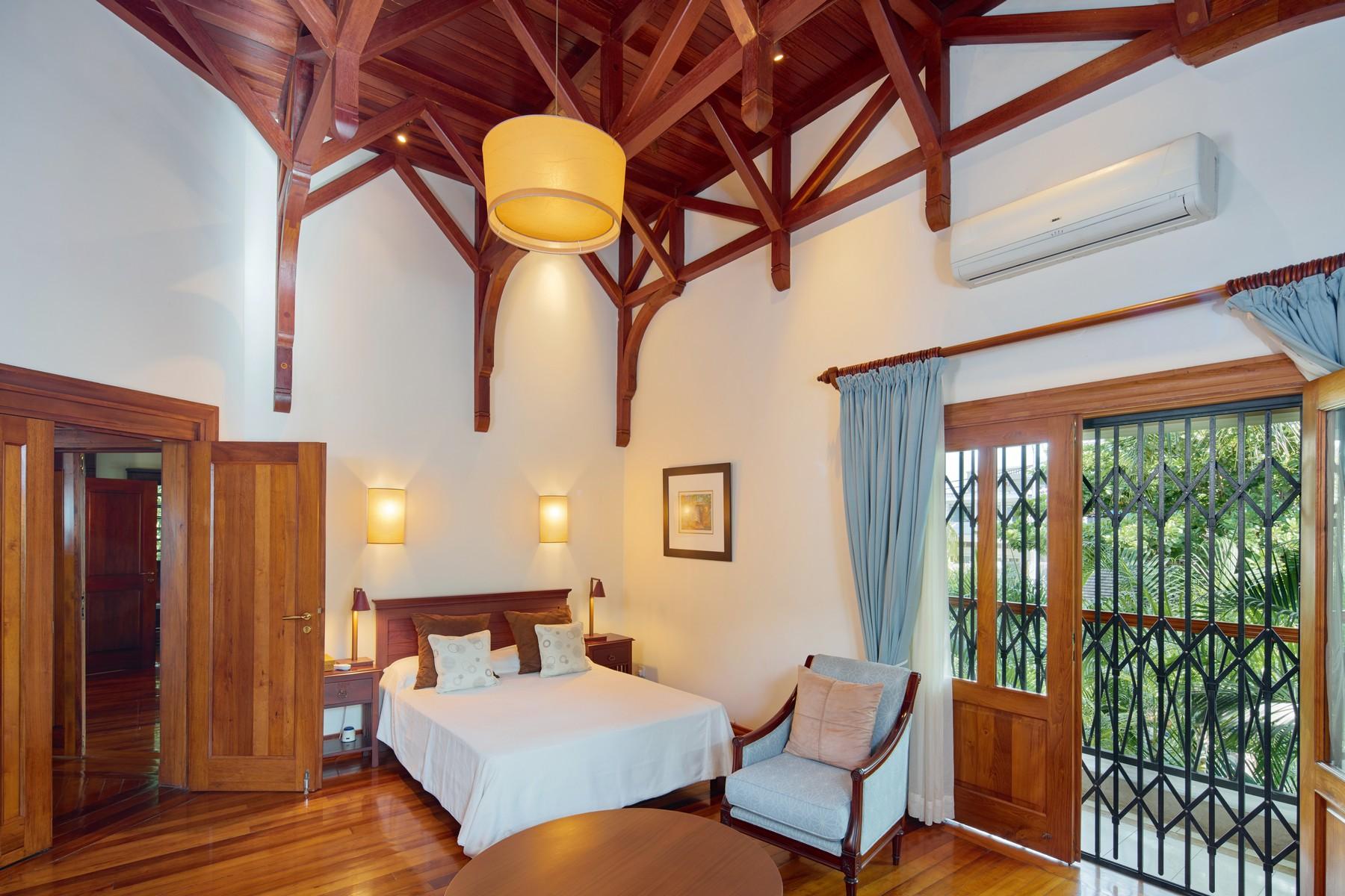 Luxury Family Waterfront Villa — 28