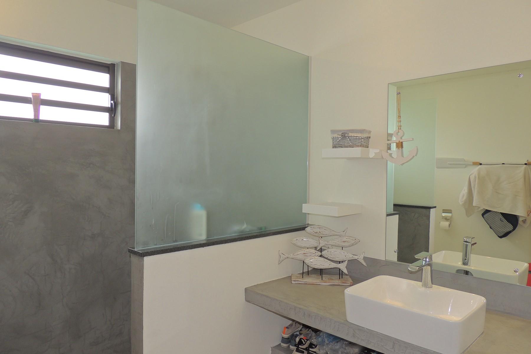 La Riviera Villa — 16