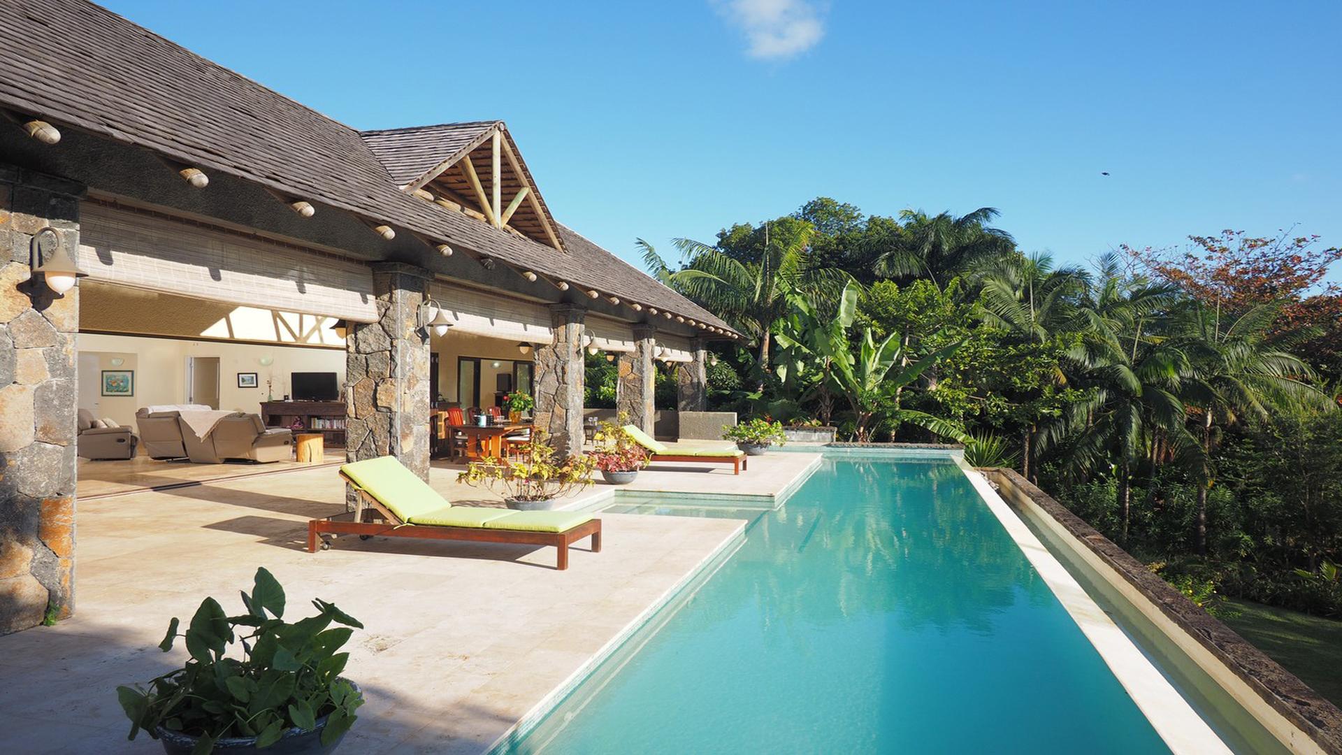 The Quiet Gardens of Chamarel — 17