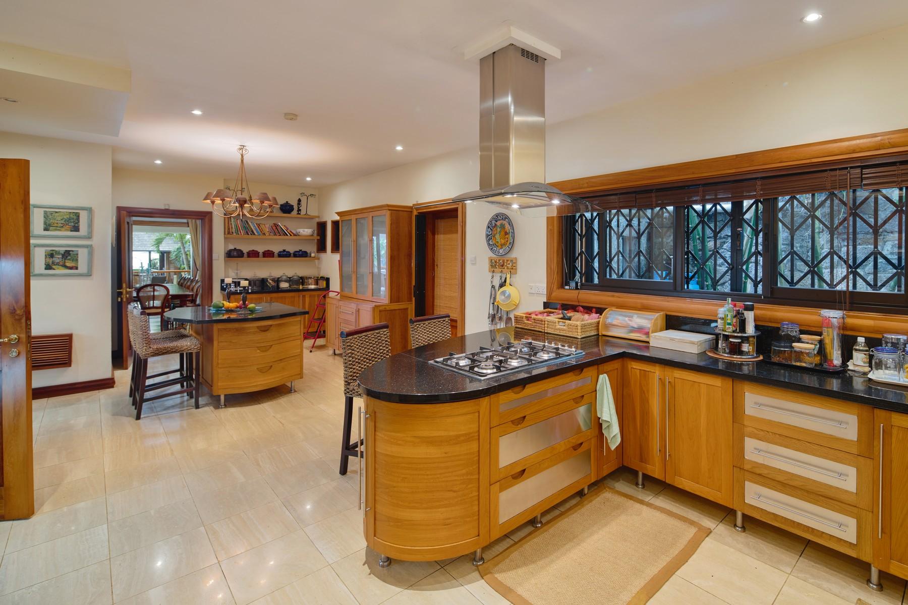 Luxury Family Waterfront Villa — 12