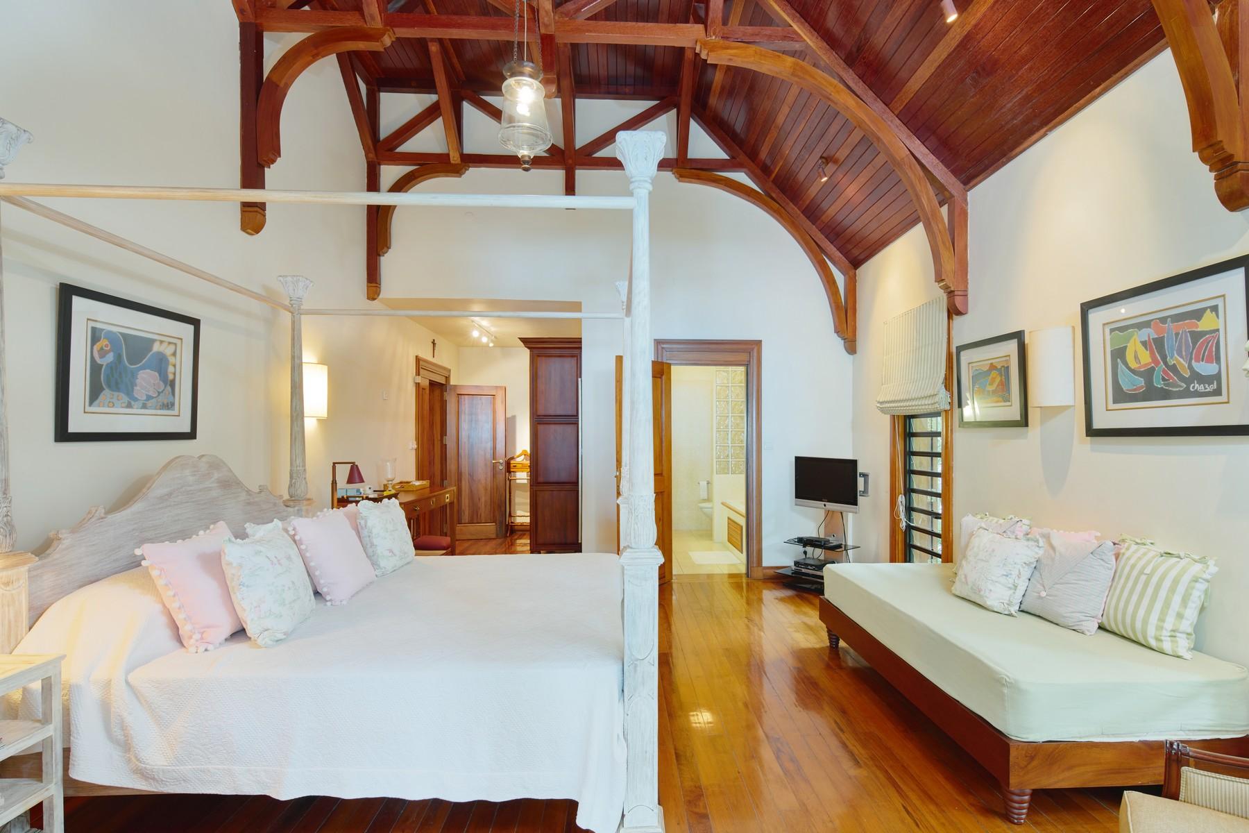 Luxury Family Waterfront Villa — 25