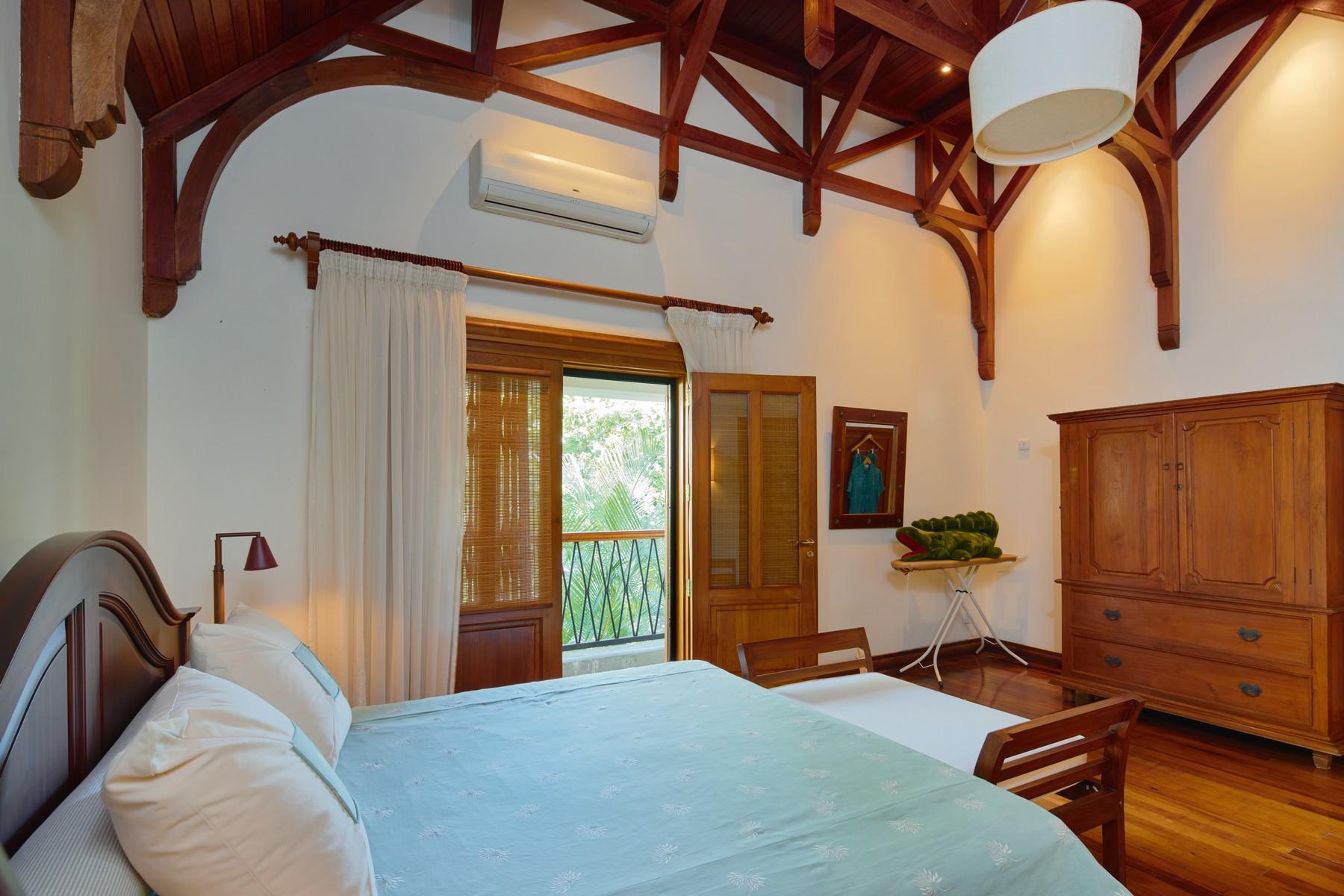Luxury Family Waterfront Villa — 33