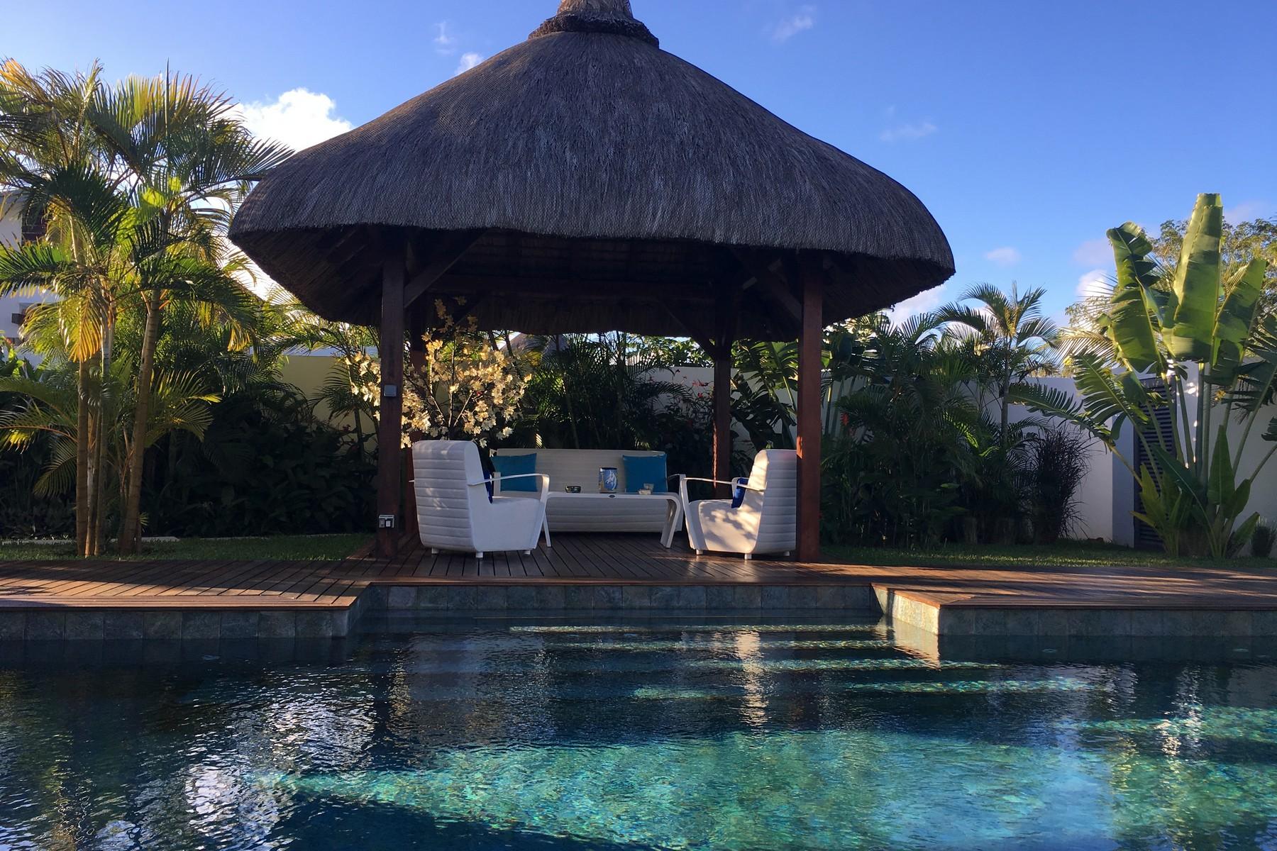 Designer Villa In a Tropical Surround — 29