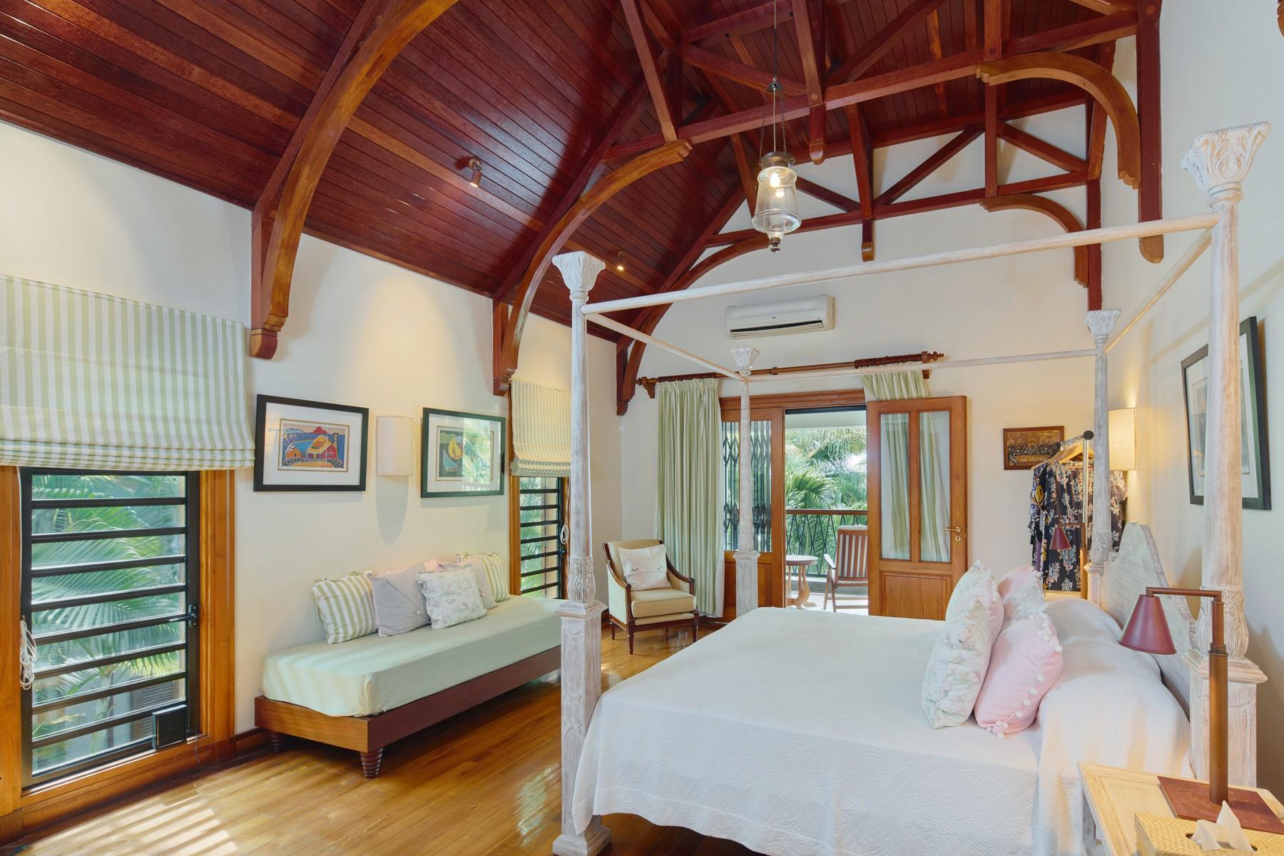 Luxury Family Waterfront Villa — 23