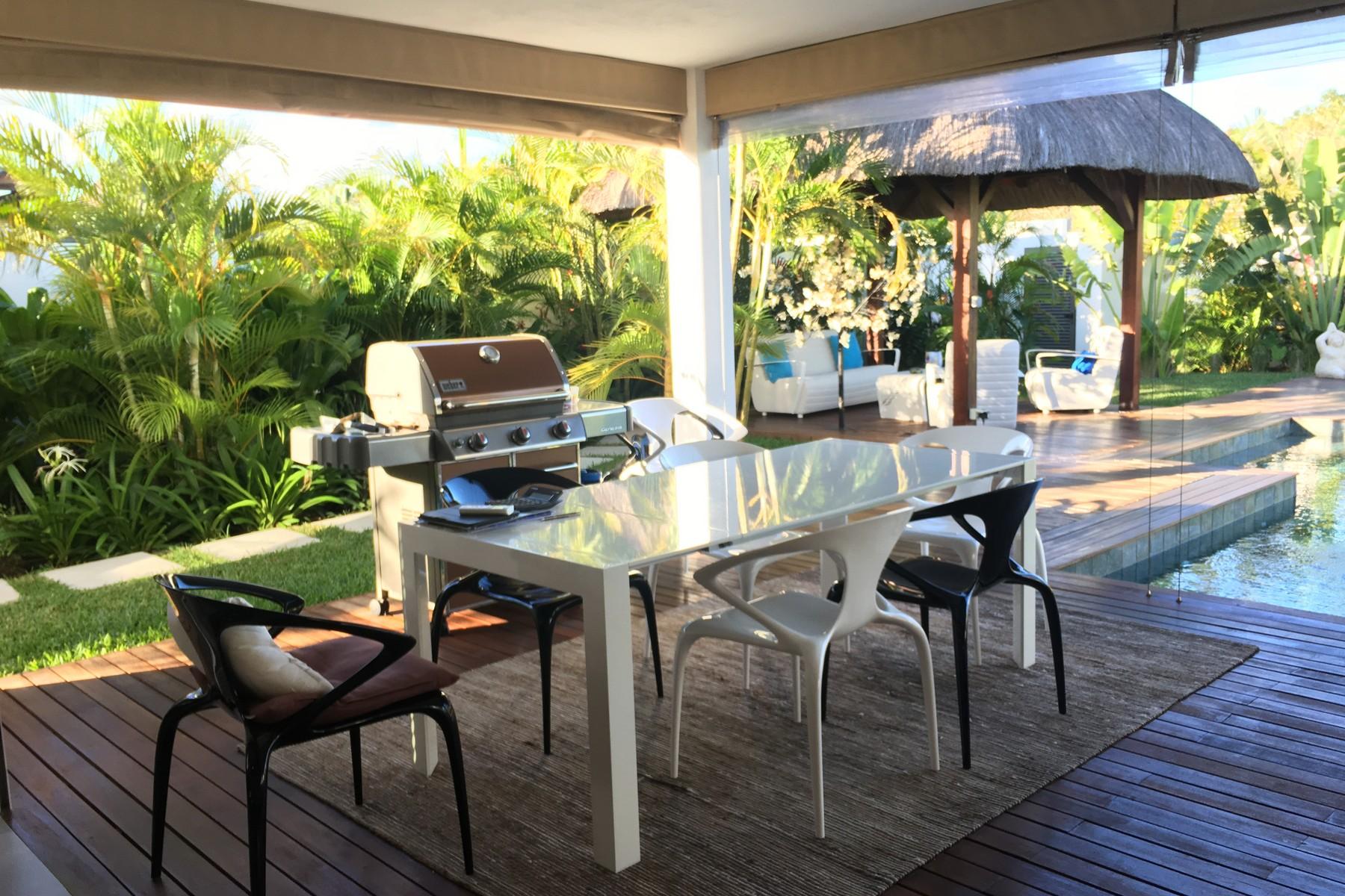 Designer Villa In a Tropical Surround — 22