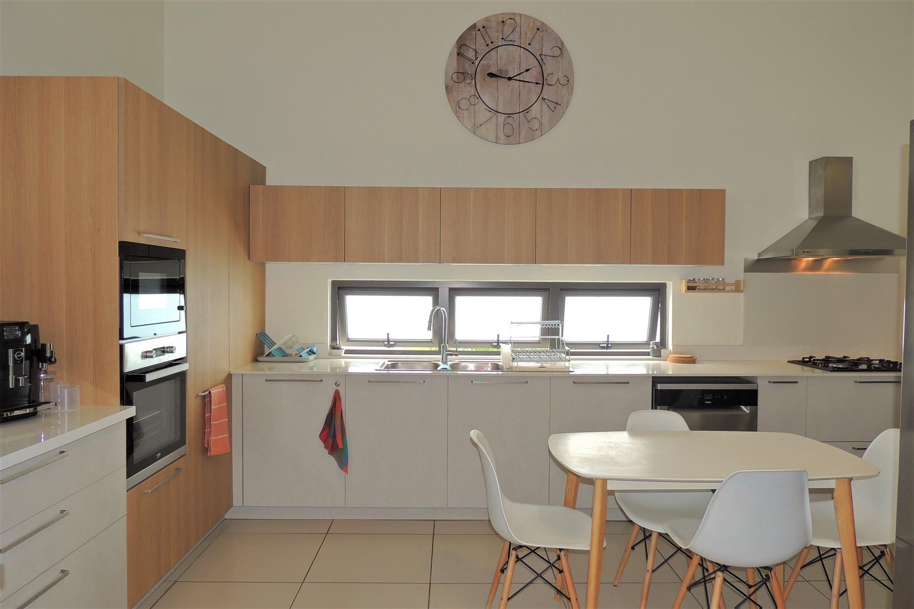 La Riviera Villa — 8
