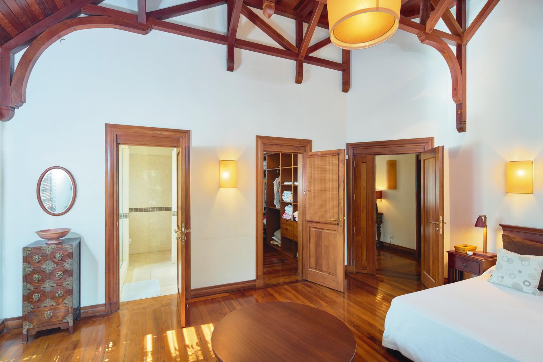Luxury Family Waterfront Villa — 29