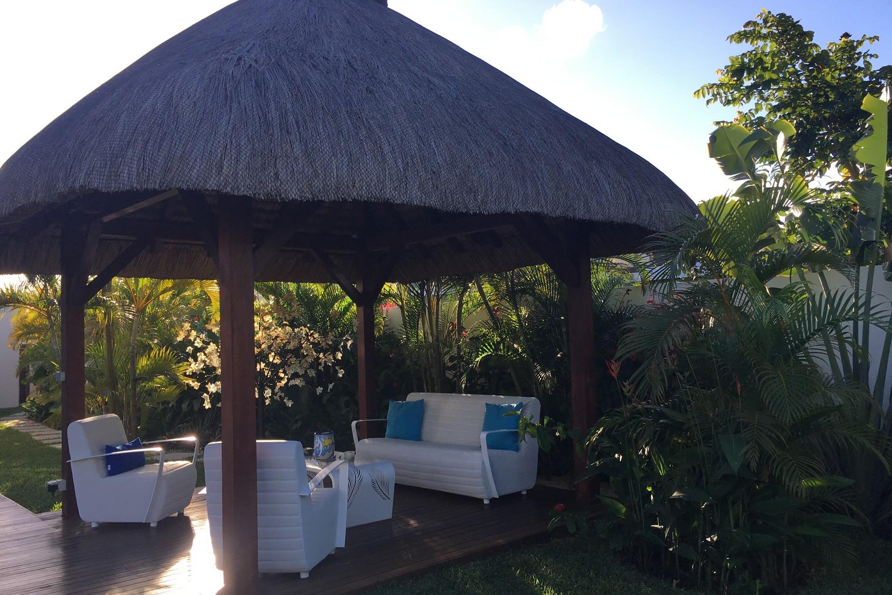 Designer Villa In a Tropical Surround — 24
